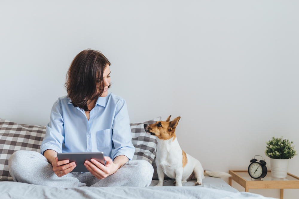 woman and dog breathing indoor air